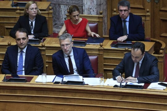 Ομοβροντία κατά Σκέρτσου στη Βουλή: Στήνουν γαλάζιο κομματικό κράτος μέσα στην ΕΥΠ