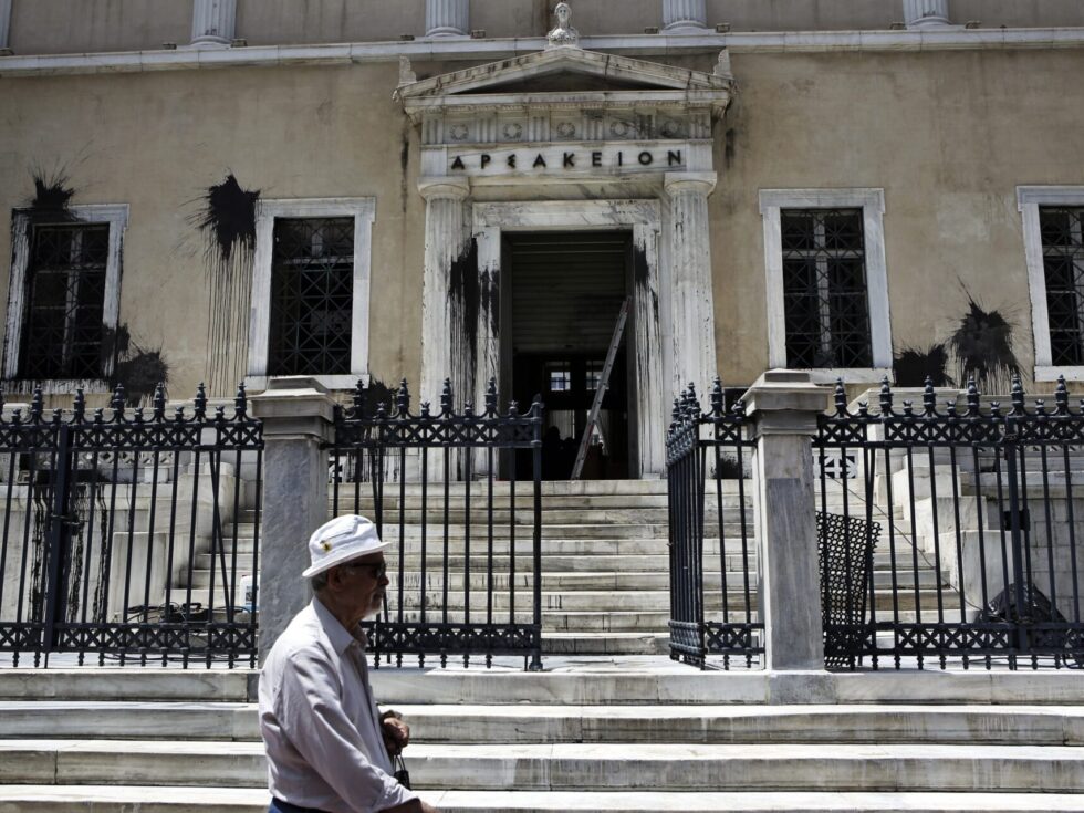 Ανατροπή για 200.000 συντάξεις χηρείας: Κίνδυνος οι συνταξιούχοι να επιστρέψουν από 15.000 έως 30.000 ευρώ