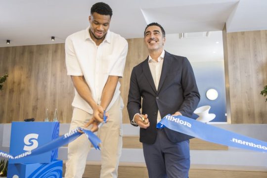 Η Stoiximan εγκαινιάζει τα νέα της γραφεία στη Θεσσαλονίκη με τον Γιάννη Αντετοκούνμπο