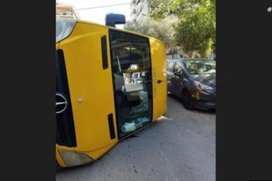 Ανατράπηκε σχολικό λεωφορείο με μαθητές στο Παλαιό Φάληρο - Συγκρούστηκε με Ι.Χ.