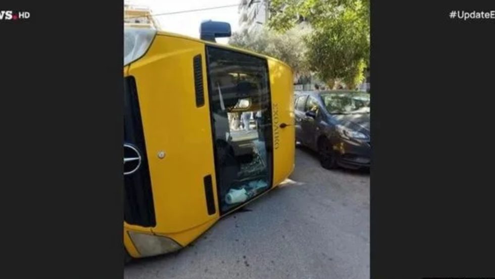 Ανατράπηκε σχολικό λεωφορείο με μαθητές στο Παλαιό Φάληρο - Συγκρούστηκε με Ι.Χ.