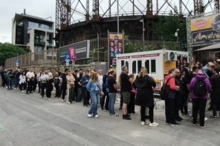 Metallica: Τεράστια ουρά από fans στην Τεχνόπολη για το pop up store [βίντεο]