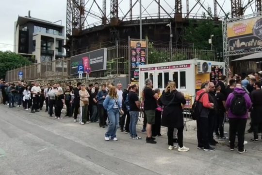 Metallica: Τεράστια ουρά από fans στην Τεχνόπολη για το pop up store [βίντεο]