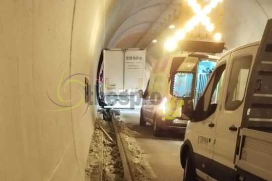 Θεσπρωτία: Μεθυσμένος οδηγός φορτηγού ξήλωσε πεζοδρόμιο 50 μέτρων [εικόνες]