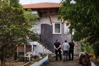 Πατροκτονία στη Θεσσαλονίκη: Οι ιατροδικαστές εντόπισαν 14 μαχαιριές στο σώμα του 67χρονου