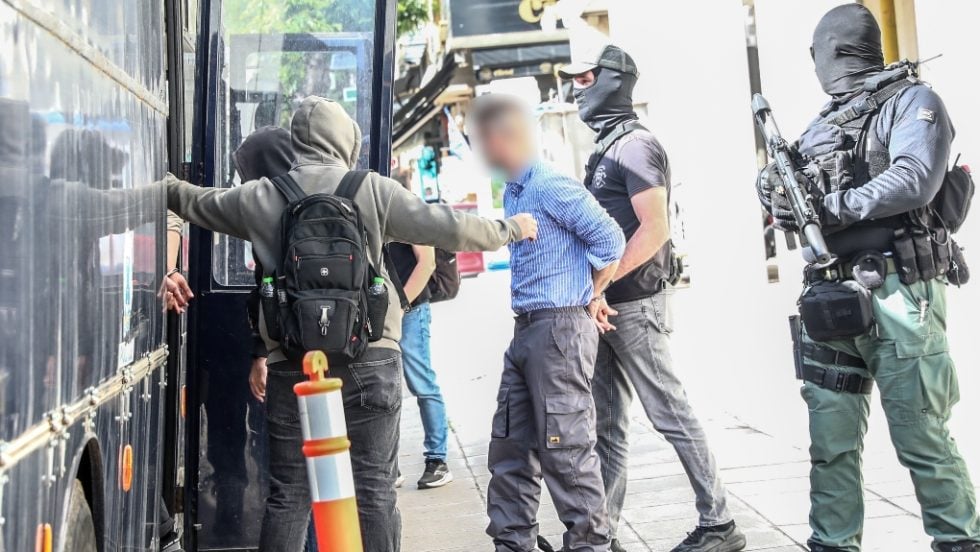 Ποινικές διώξεις για τη ληστεία στην Τιθορέα - Βαριά κακουργήματα απαγγέλθηκαν στους συλληφθέντες