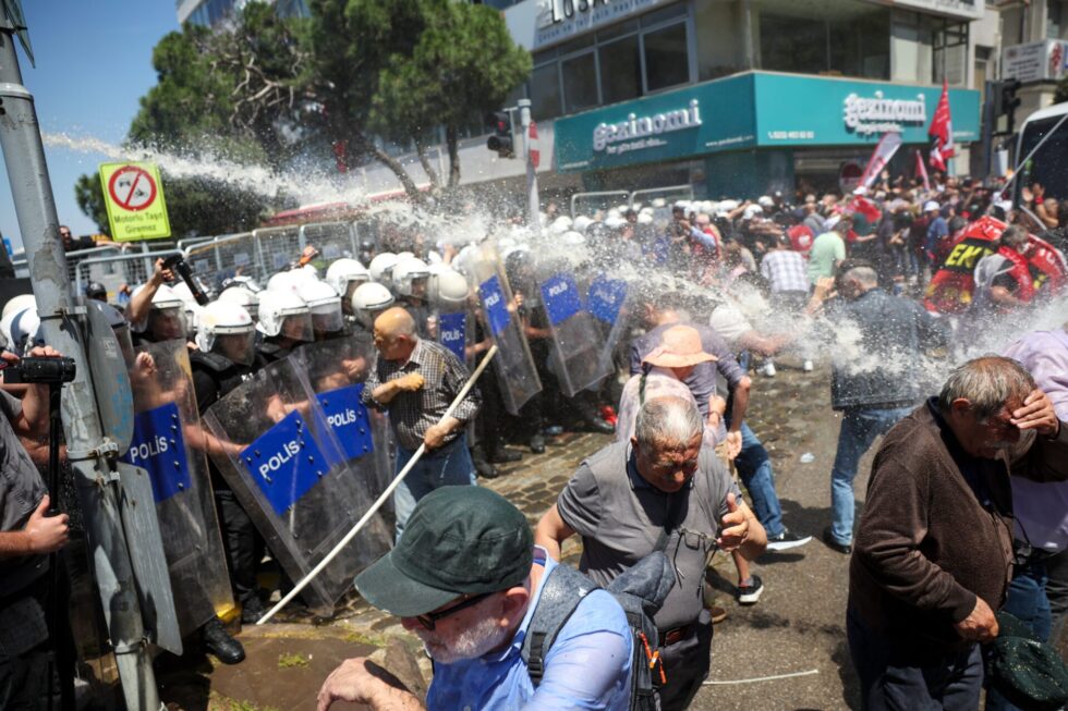 Τουρκία – CHP: Επεισόδια και καταστολή σε συγκέντρωση του Οζγκιούρ Οζέλ στη Σμύρνη [εικόνες – βίντεο]