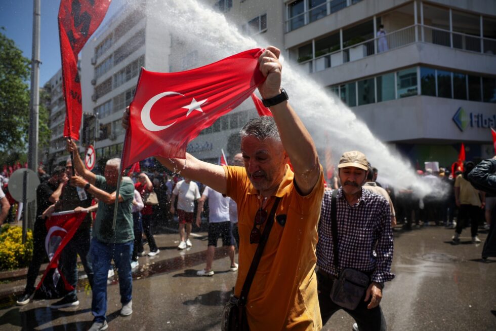 Τουρκία – CHP: Επεισόδια και καταστολή σε συγκέντρωση του Οζγκιούρ Οζέλ στη Σμύρνη [εικόνες – βίντεο]