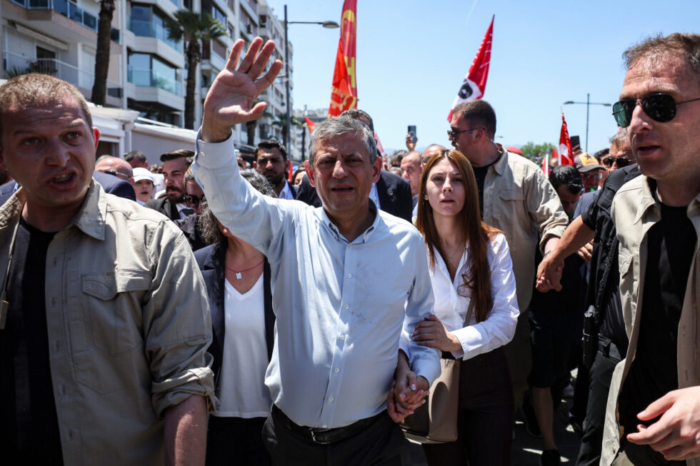 Τουρκία – CHP: Επεισόδια και καταστολή σε συγκέντρωση του Οζγκιούρ Οζέλ στη Σμύρνη [εικόνες – βίντεο]