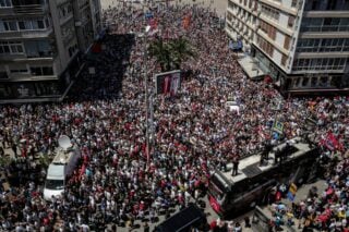 Τουρκία – CHP: Επεισόδια και καταστολή σε συγκέντρωση του Οζγκιούρ Οζέλ στη Σμύρνη [εικόνες – βίντεο]