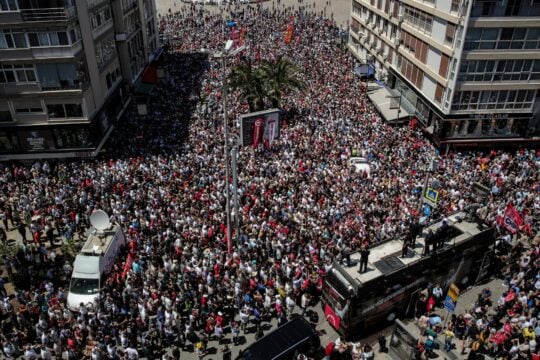 Τουρκία – CHP: Επεισόδια και καταστολή σε συγκέντρωση του Οζγκιούρ Οζέλ στη Σμύρνη [εικόνες – βίντεο]