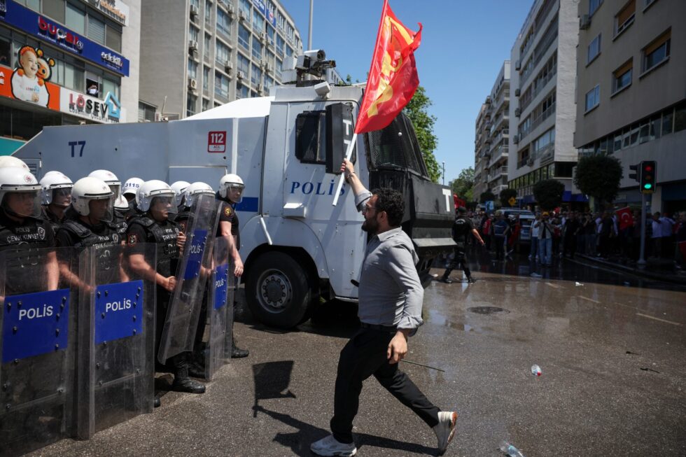 Τουρκία – CHP: Επεισόδια και καταστολή σε συγκέντρωση του Οζγκιούρ Οζέλ στη Σμύρνη [εικόνες – βίντεο]