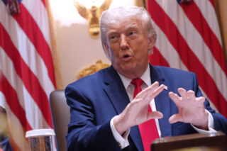 CNN: «Ρεκόρ» απειλών κατά ξένων κρατών από τον Τραμπ: Έχει απειλήσει ή και επιτεθεί σε 1 στις 13 χώρες του πλανήτη