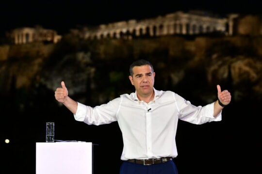 Politico: Ο Τσίπρας επιδιώκει να ενώσει την κατακερματισμένη αντιπολίτευση της Ελλάδας με ένα νέο κόμμα