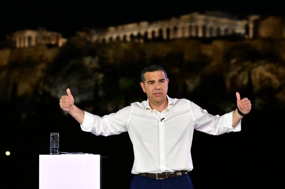 Politico: Ο Τσίπρας επιδιώκει να ενώσει την κατακερματισμένη αντιπολίτευση της Ελλάδας με ένα νέο κόμμα