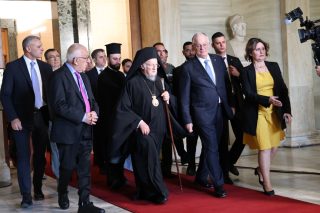 Γεύμα προς τιμήν του Πατριάρχη Βαρθολομαίου στην Αθηναϊκή Λέσχη [βίντεο]