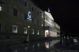 Φωταγωγήθηκε η πρόσοψη του Μεγάρου της Βουλής των Ελλήνων στο πλαίσιο των επετειακών εκδηλώσεων για την Ημέρα Μνήμης της Γενοκτονίας των Ελλήνων του Πόντου. Η συμβολική αυτή κίνηση αποτελεί ελάχιστο φόρο τιμής και ένδειξη πένθους για τα θύματα της Γενοκτονίας κατά την περίοδο 1914-1923.