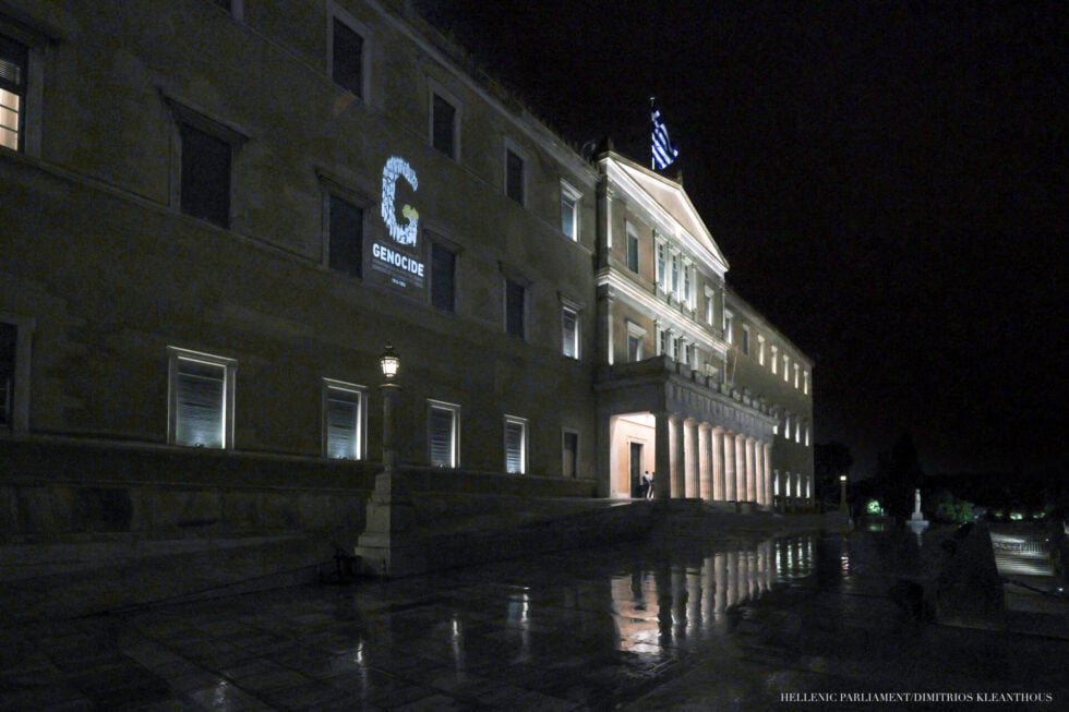 Φωταγωγήθηκε η πρόσοψη του Μεγάρου της Βουλής των Ελλήνων στο πλαίσιο των επετειακών εκδηλώσεων για την Ημέρα Μνήμης της Γενοκτονίας των Ελλήνων του Πόντου. Η συμβολική αυτή κίνηση αποτελεί ελάχιστο φόρο τιμής και ένδειξη πένθους για τα θύματα της Γενοκτονίας κατά την περίοδο 1914-1923.