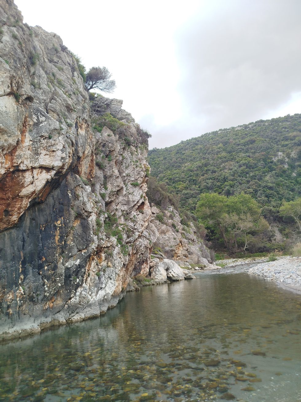 Το ποτάμι συναντά τη θάλασσα στην άκρη της Χιλιαδού. | Νίκος Μαλλιαράκης / Εφημερίδα των Συντακτών