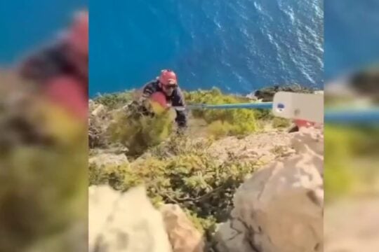 Ζάκυνθος: Διάσωση – θρίλερ νεαρού τουρίστα που έπεσε και εγκλωβίστηκε στο Ναυάγιο Ζακύνθου [βίντεο]