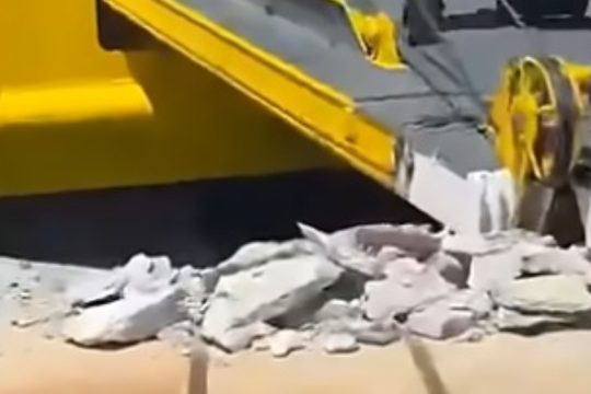 Ζάκυνθος: Οι θυελλώδεις άνεμοι έριξαν το πλοίο πάνω στον μώλο [εικόνες - βίντεο]