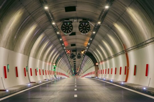 Σήραγγα Ζελέζνιτσα στη Βουλγαρία: Το σκανδαλώδες έργο που κόντεψε να βραβευτεί από την Ε.Ε. και οι έρευνες της Κοβέσι