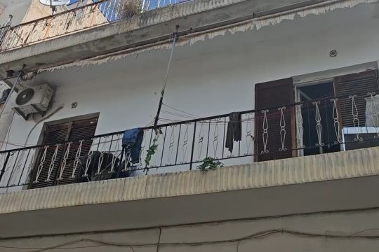Άγιοι Ανάργυροι: Σε αυτό το σπίτι ζούσαν σε άθλιες συνθήκες τα τρία παιδιά - Δωμάτια γεμάτα σκουπίδια [βίντεο]