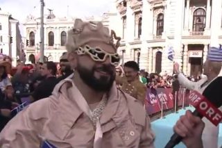 Eurovision: Εντυπωσιακή εμφάνιση του Akylas στο τιρκουάζ χαλί - Χόρεψε συρτάκι υπό τους ήχους του «Ζορμπά» [βίντεο]