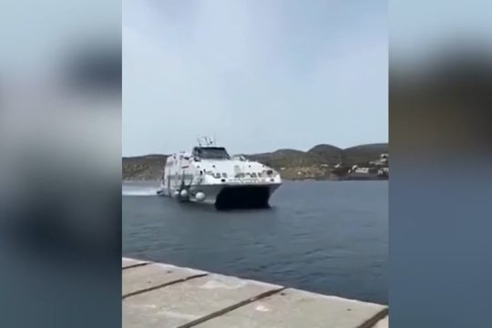 Αμοργός: Πλοίο έφτασε στο λιμάνι με τον ύμνο της ΑΕΚ [βίντεο]