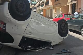 Τροχαίο με ανατροπή αυτοκινήτου στον Πειραιά: Κλειστή η οδός Ζαΐμη [βίντεο]