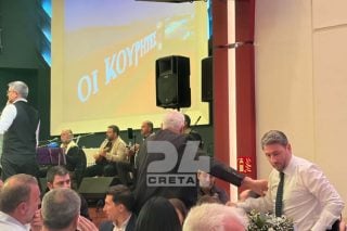 Ανδρουλάκης: Πήγε σε γάμο στα Ανώγεια με κουμπάρα την ηθοποιό Μαρία Τζομπανάκη [εικόνες]