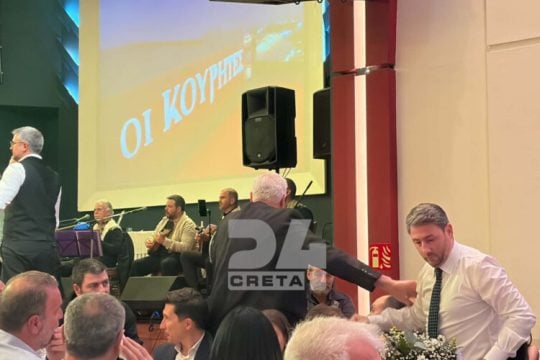 Ανδρουλάκης: Πήγε σε γάμο στα Ανώγεια με κουμπάρα την ηθοποιό Μαρία Τζομπανάκη [εικόνες]