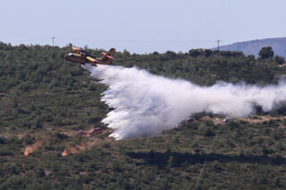 Canadair, δασοκομάντος, drones, ερπυστριοφόρα: Όσα έγιναν στην άσκηση της Πυροσβεστικής στη Μάνδρα [βίντεο]