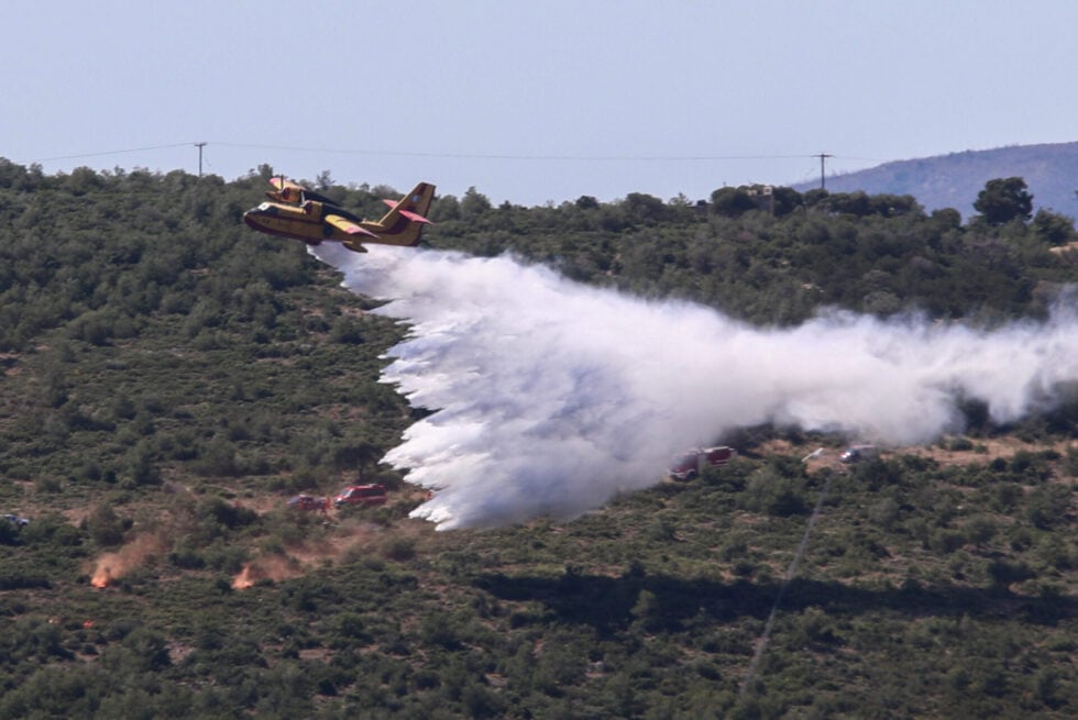 Φωτιά σε δασική έκταση στα Μέθανα – Επιχειρούν από αέρος τέσσερα αεροσκάφη και ένα ελικόπτερο