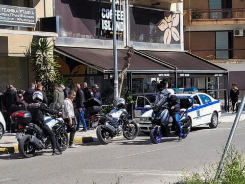Σοκ στη Λάρισα: Κρατούσε όμηρο την πρώην σύζυγό του με τσεκούρι και βενζίνη – Μετέδιδε ζωντανά στο facebook [βίντεο]