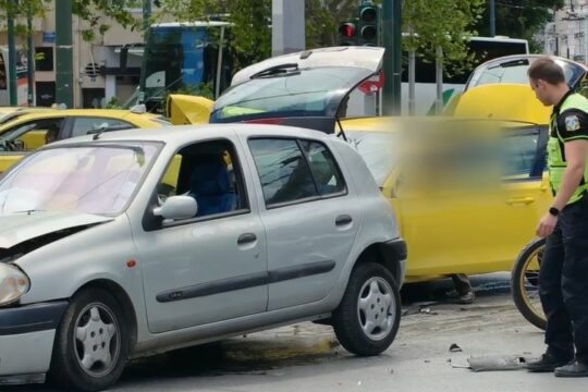 Σοβαρό τροχαίο στην Αλεξάνδρας: Ταξί συγκρούστηκε με αυτοκίνητο – Μία τραυματίας [βίντεο]
