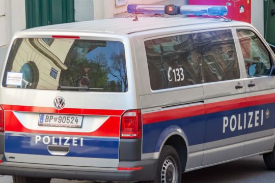 Τουλάχιστον τρεις νεκροί από πυροβολισμούς έξω από εστιατόριο στην Αυστρία