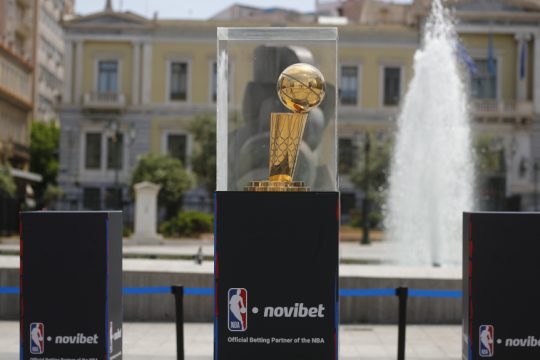 Στην Αθήνα το βαρύτιμο τρόπαιο του NBA - Πολίτες σπεύδουν να βγάλουν μια φωτογραφία [εικόνες - βίντεο]