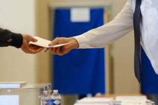 Η RealPolls απαντά στην επίθεση του ΠΑΣΟΚ για τη δημοσκόπηση: Προειδοποιεί με προσφυγή στη δικαιοσύνη