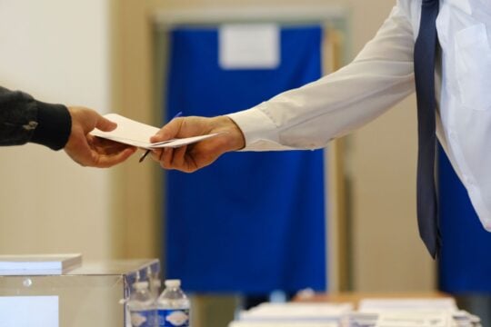 Η RealPolls απαντά στην επίθεση του ΠΑΣΟΚ για τη δημοσκόπηση: Προειδοποιεί με προσφυγή στη δικαιοσύνη