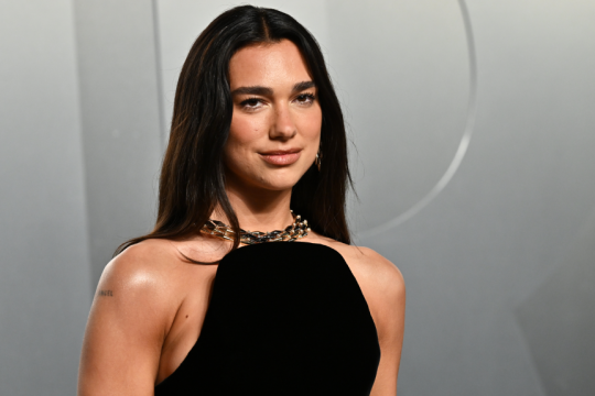 Η Dua Lipa μηνύει τη Samsung: Ζητά αποζημίωση 15 εκατ. δολαρίων