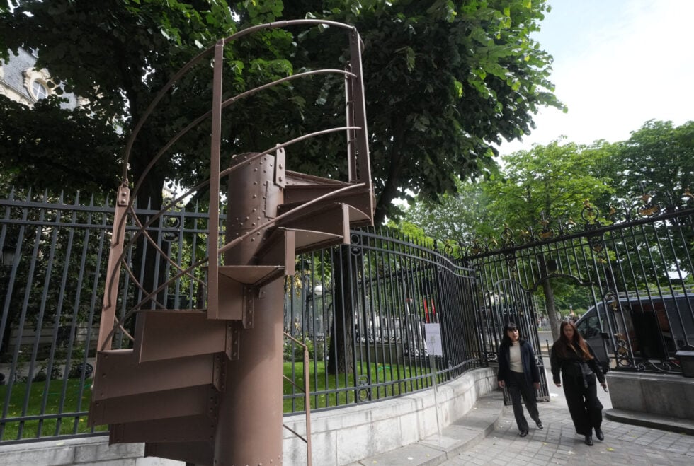 Τμήμα της παλιάς σκάλας του Πύργου του Άιφελ πουλήθηκε έναντι 450.000 ευρώ σε δημοπρασία