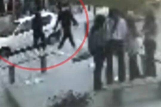Βίντεο από την άγρια επίθεση κατά 22χρονου στον Εύοσμο – Ανήλικοι μεταξύ των δραστών