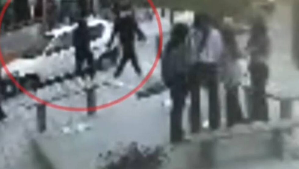 Βίντεο από την άγρια επίθεση κατά 22χρονου στον Εύοσμο – Ανήλικοι μεταξύ των δραστών
