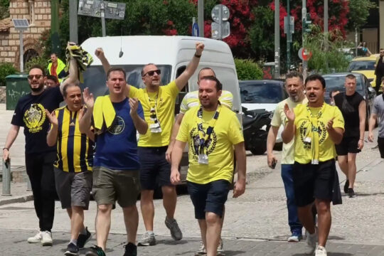 Final Four: Οι οπαδοί της Φενέρμπαχτσε με συνθήματα και καπνογόνα στην Αθήνα [βίντεο]