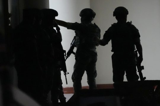 Φιλιππίνες: Χάος και πυροβολισμοί μέσα στη Γερουσία - Αναπτύχθηκαν στρατιωτικές δυνάμεις [εικόνες - βίντεο]