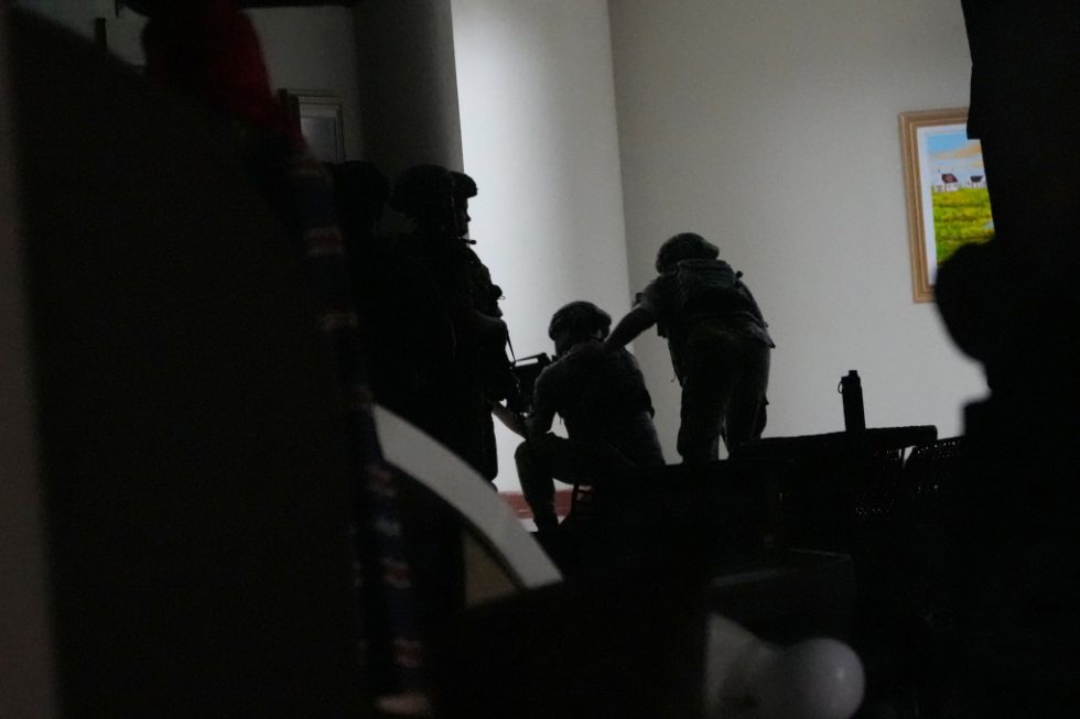 Φιλιππίνες: Χάος και πυροβολισμοί μέσα στη Γερουσία – Αναπτύχθηκαν στρατιωτικές δυνάμεις [εικόνες – βίντεο]