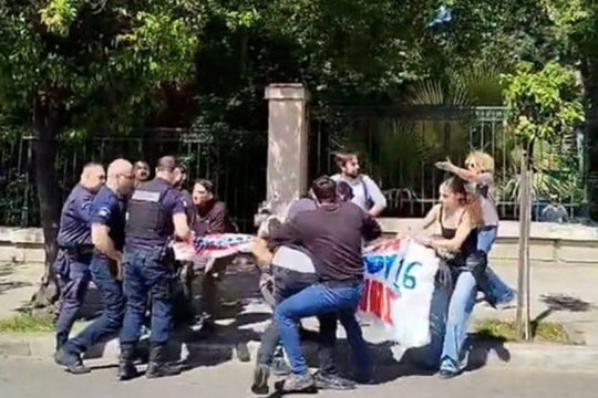 Ένταση έξω από το Μαξίμου με αστυνομία και φοιτητές που διαμαρτύρονταν για το άρθρο 16 [βίντεο]