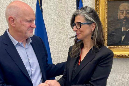 Συνάντηση Παπανδρέου - Αλμπανέζε: «Η σιωπή και η αδράνεια δεν αποτελούν επιλογή»