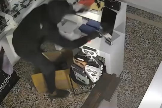 Χαλκιδική: Διαρρήκτες άδειασαν κατάστημα οπτικών στην Άφυτο - Δείτε βίντεο